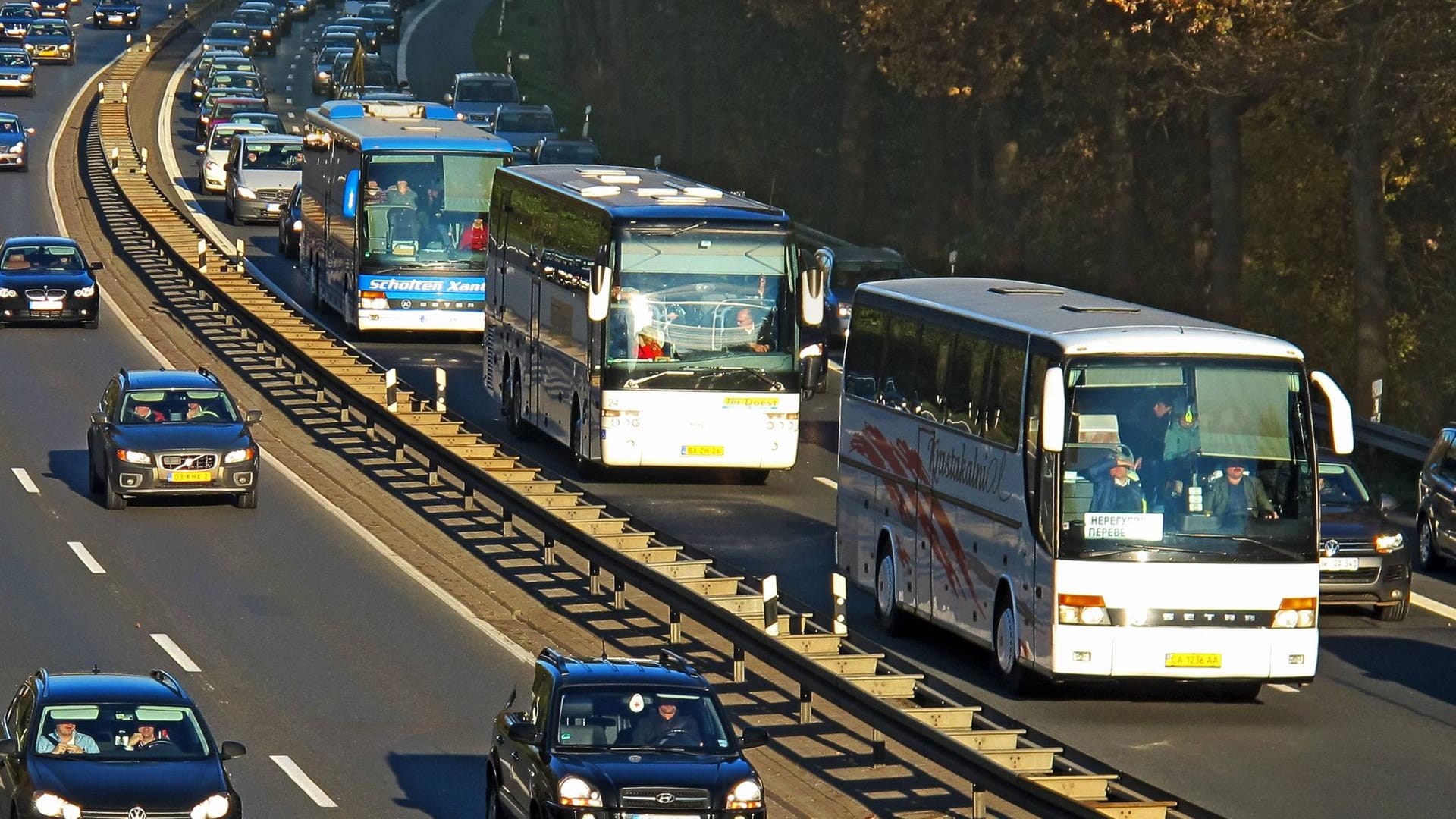 Messeschnellweg bei Hannover: Nach einem Auffahrunfall hat ein Mann versucht, einen Zettel mit Zeugendaten herunterzuschlucken.