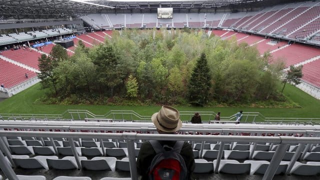 Die Installation "For Forest" des Schweizer Künstlers Klaus Littmann in Klagenfurt. Die Installation "For Forest" des Schweizer Künstlers Klaus Littmann in Klagenfurt.