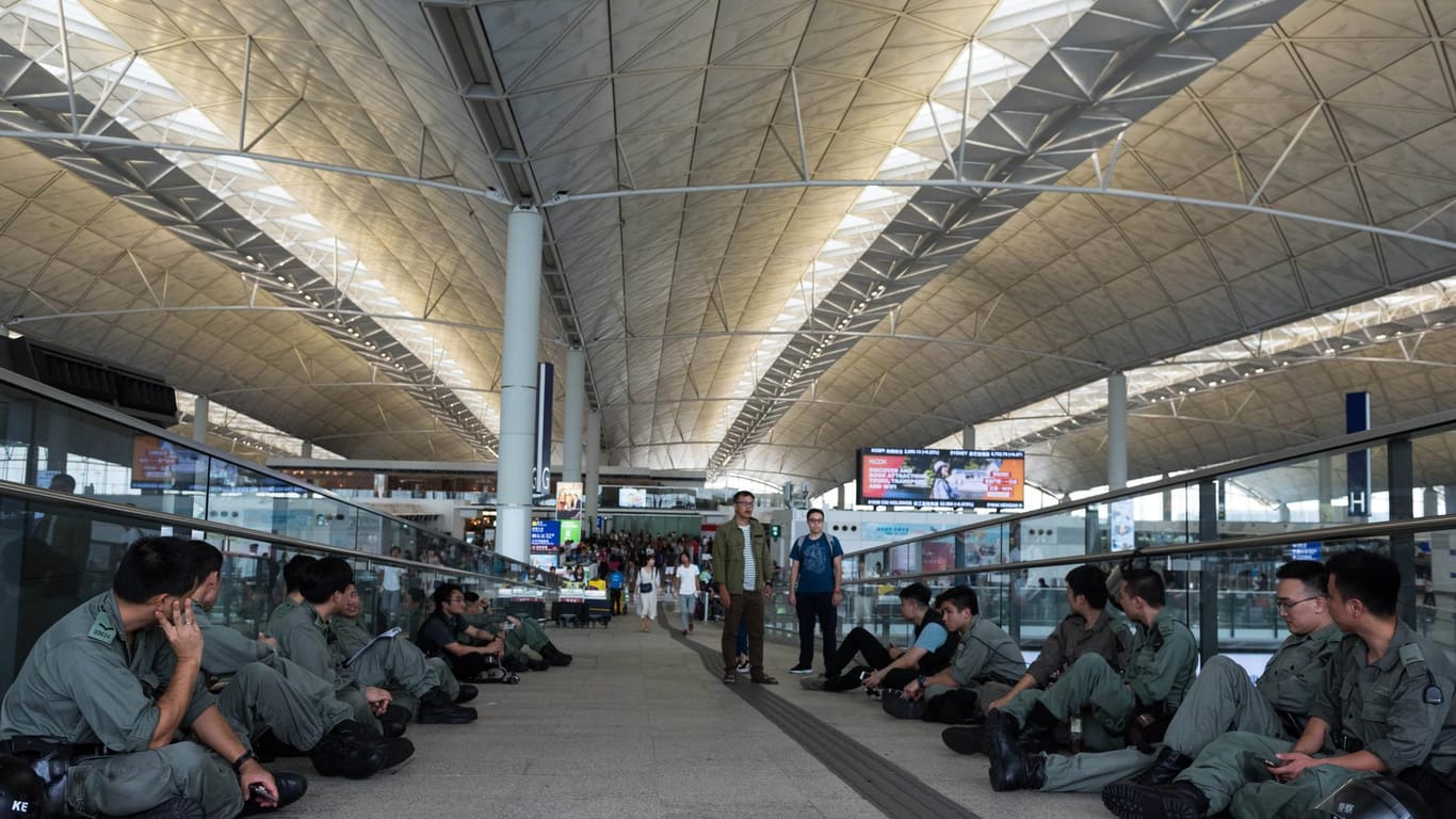 Polizisten am Hongkonger Flughafen am Samstag: Die Regierung befürchtet hier weitere Proteste.