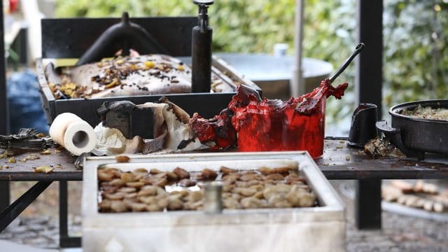 Verbrannte Grill-Utensilien auf dem Gelände des Brauchtumsfestes im Siegerland.