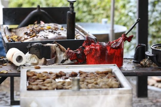 Verbrannte Grill-Utensilien auf dem Gelände des Brauchtumsfestes im Siegerland.