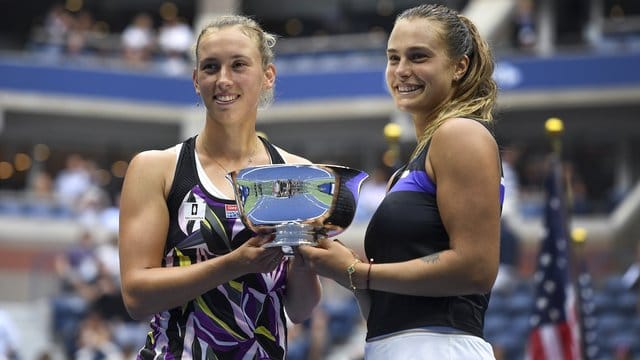 Aryna Sabalenka (r) und Elise Mertens halten nach ihrem Sieg im Doppel bei den US Open die Trophäe in den Händen. Aryna Sabalenka (r) und Elise Mertens halten nach ihrem Sieg im Doppel bei den US Open die Trophäe in den Händen.