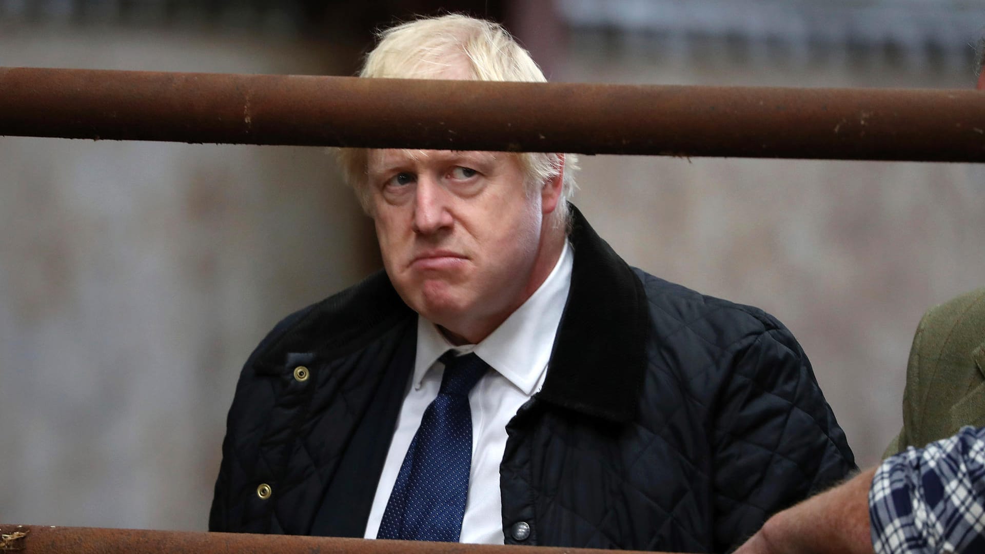 Boris Johnson auf der Darnford Farm bei Aberdeen in Schottland.