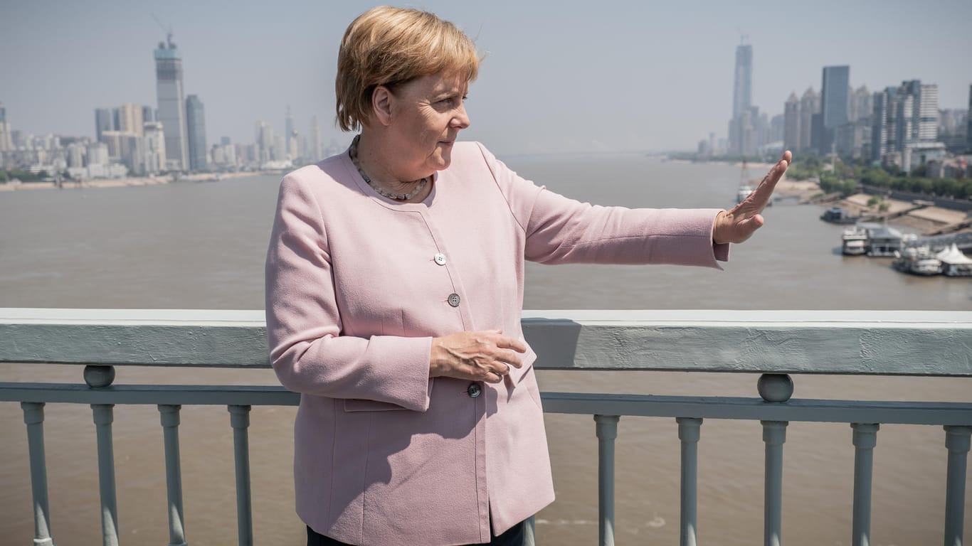 Angela Merkel auf einer Brücke über den Jangtse-Fluss in Wuhan, China.