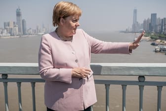 Angela Merkel auf einer Brücke über den Jangtse-Fluss in Wuhan, China.