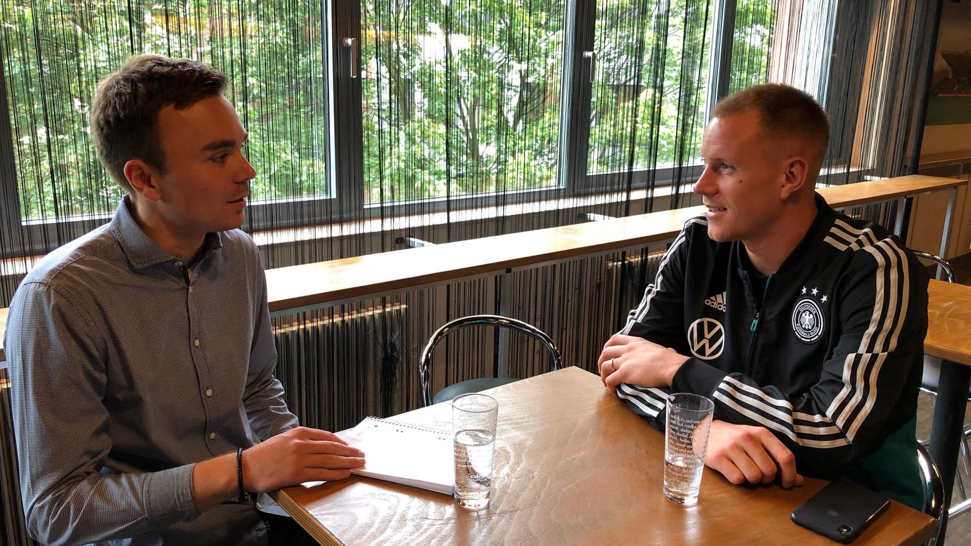 Marc-André ter Stegen (rechts) im Gespräch mit Reporter Luis Reiß.