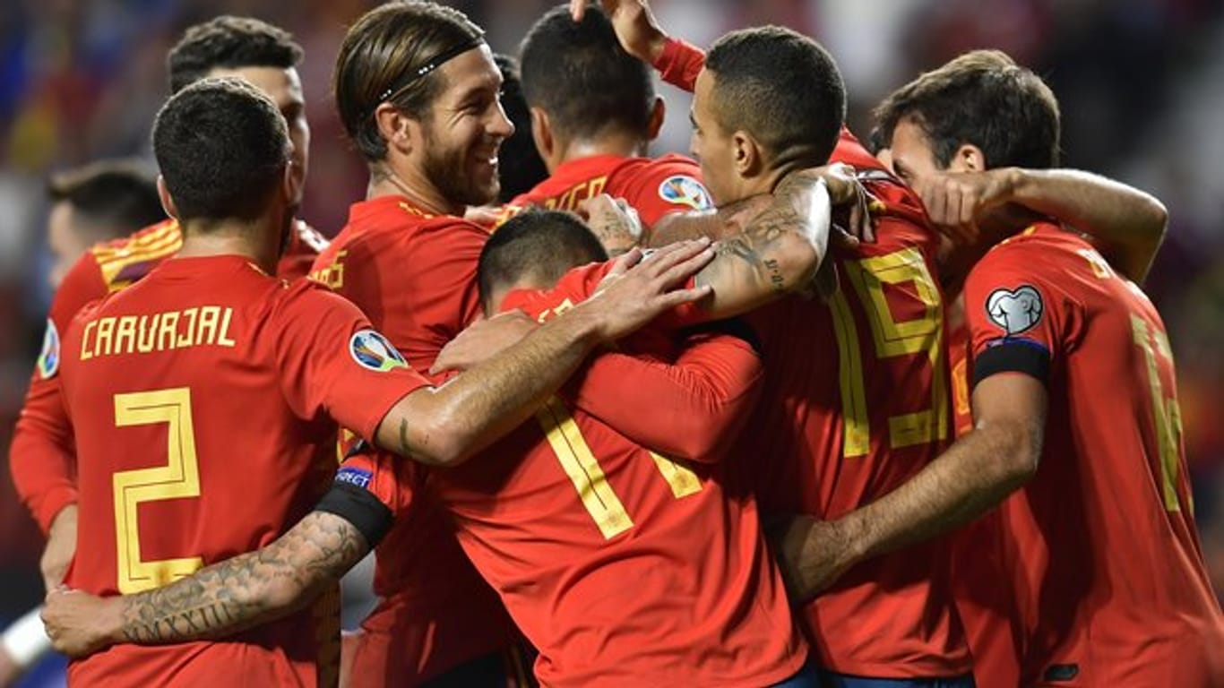 Spaniens Rodrigo (M) jubelt mit seinen Teamkollegen nach dem Tor zum 1:0.