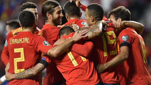 Spaniens Rodrigo (M) jubelt mit seinen Teamkollegen nach dem Tor zum 1:0. Spaniens Rodrigo (M) jubelt mit seinen Teamkollegen nach dem Tor zum 1:0.