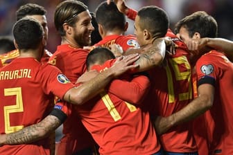 Spaniens Rodrigo (M) jubelt mit seinen Teamkollegen nach dem Tor zum 1:0.