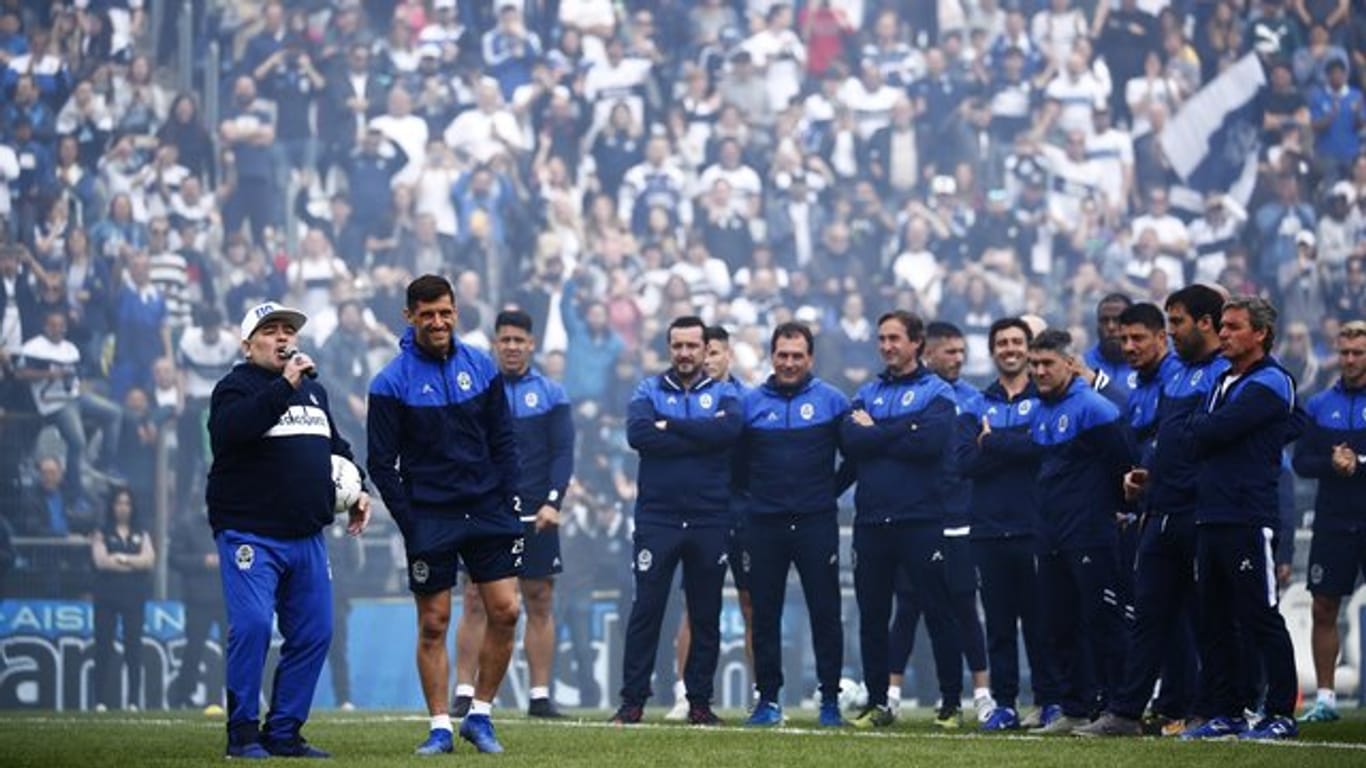 Diego Maradona wird bei seinem neuen Club Gimnasia y Esgrima neuer Trainer gefeiert.