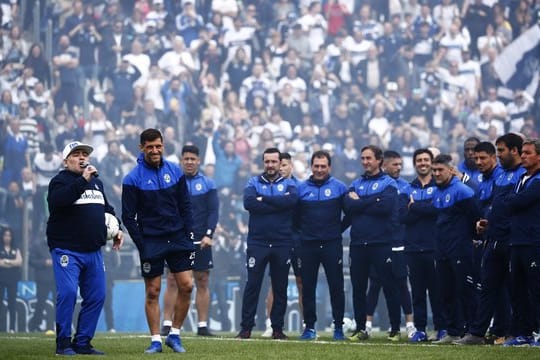 Diego Maradona wird bei seinem neuen Club Gimnasia y Esgrima neuer Trainer gefeiert.
