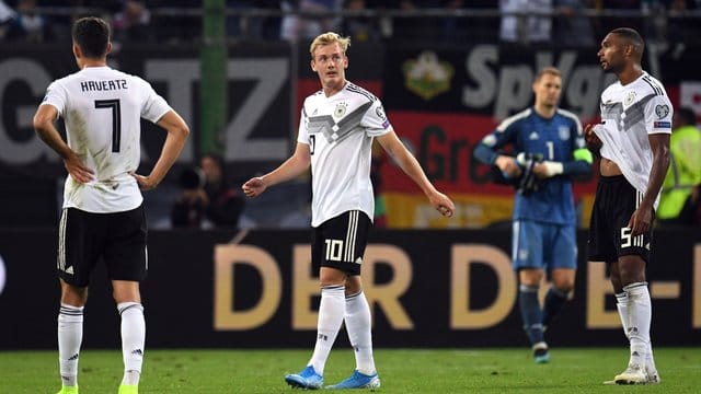 Julian Brandt (M) geht nach dem verlorenen EM-Qualifikationsspiel gegen die Niederlande über den Platz. Julian Brandt (M) geht nach dem verlorenen EM-Qualifikationsspiel gegen die Niederlande über den Platz.