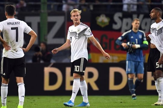 Julian Brandt (M) geht nach dem verlorenen EM-Qualifikationsspiel gegen die Niederlande über den Platz.