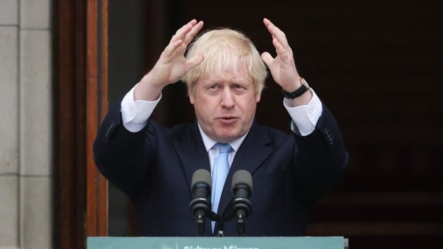 Boris Johnson gibt bei seinem Besuch in Dublin zusammen mit dem irischen Ministerpräsidenten Leo Varadkar eine Pressekonferenz.