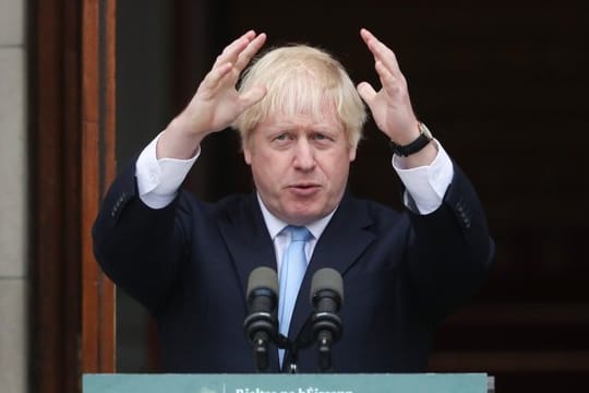 Boris Johnson gibt bei seinem Besuch in Dublin zusammen mit dem irischen Ministerpräsidenten Leo Varadkar eine Pressekonferenz.