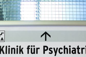 Wegweiser zur Klinik für Psychiatrie: Über 60 Prozent der Beschäftigten meinen, ungefähr die Hälfte oder fast alle Zwangsmaßnahmen wären mit mehr Personal vermeidbar gewesen.