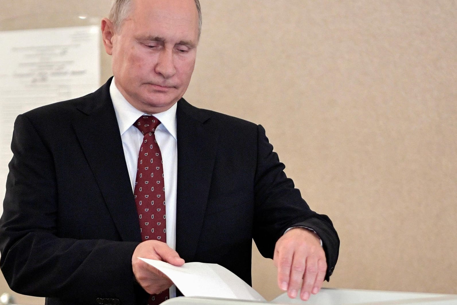 Wladimir Putin bei der Stimmabgabe: Für den Kreml-Chef stellen die Wahlen vom Wochenende einen wichtigen Stimmungstest für die Parlamentswahlen dar.