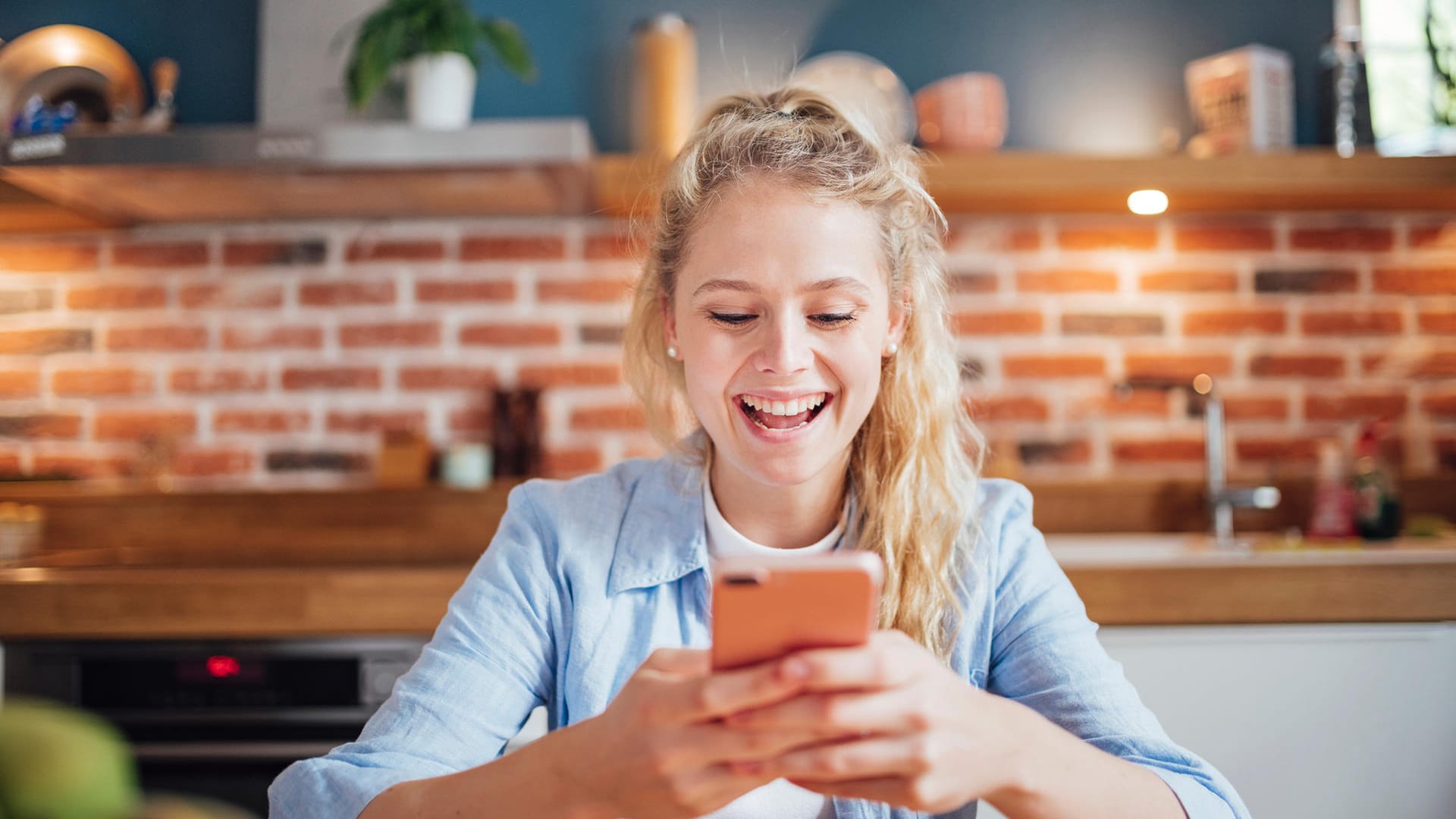 Mädchen mit Smartphone: Filme sehen Sie nur mit einem schnellen LTE ohne Verzögerungen.
