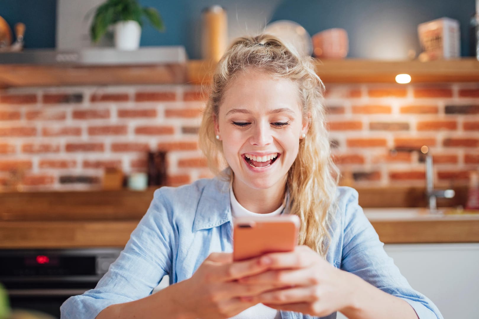 Mädchen mit Smartphone: Filme sehen Sie nur mit einem schnellen LTE ohne Verzögerungen.