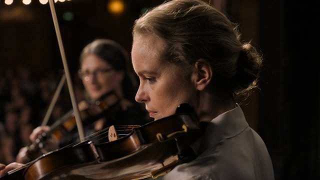 Nina Hoss als Anna Bronsky und Ilja Monti als Alexander Paraskevas in einer Szene des Films "Das Vorspiel".