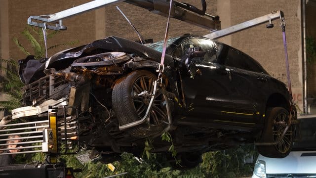 Der zerstörte SUV wird nach dem schweren Verkehrsunfall in Berlin-Mitte auf einen Abschleppwagen gehoben.