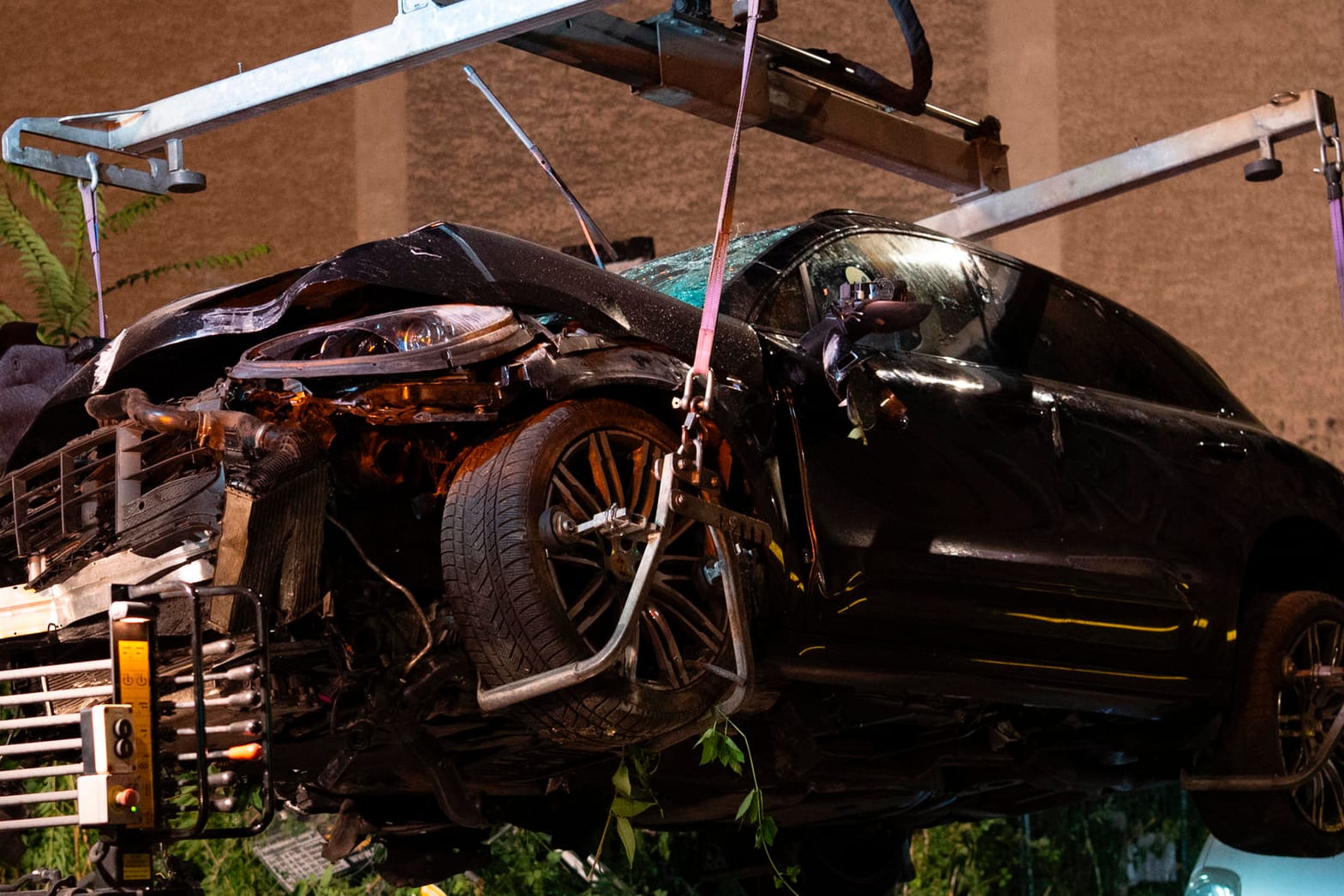 Tödlicher Unfall in Berlin: Vier Fußgänger wurden getötet, das Porsche-SUV völlig zerstört. Ermittler prüfen, ob der Fahrer einen epileptischen Anfall erlitten hatte.