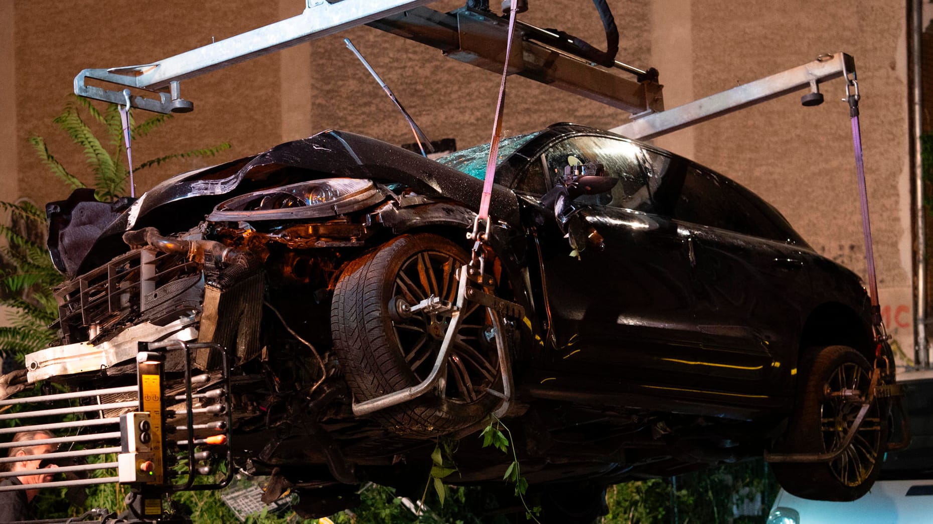 Tödlicher Unfall in Berlin: Vier Fußgänger wurden getötet, das Porsche-SUV völlig zerstört. Ermittler prüfen, ob der Fahrer einen epileptischen Anfall erlitten hatte.