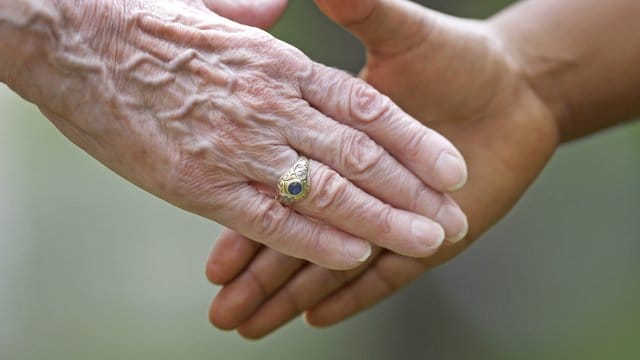 Händeschütteln zur Begrüßung ist nach wie vor der Standard in Deutschland. Händeschütteln zur Begrüßung ist nach wie vor der Standard in Deutschland.