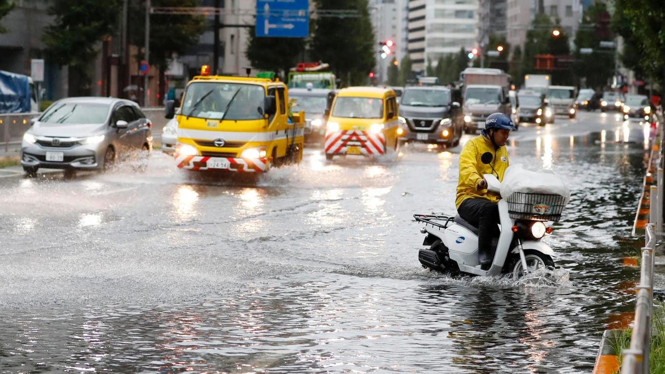 Überflutete Straßen in Tokio: Der Wetterdienst warnt vor Überschwemmungen und Erdrutschen.
