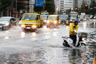 Überflutete Straßen in Tokio: Der Wetterdienst warnt vor Überschwemmungen und Erdrutschen.