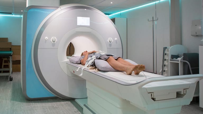 Patientin bei einer MRT: Die Magnetresonanztomografie ist ein bildgebendes Verfahren und wird auch als Kernspintomografie bezeichnet.