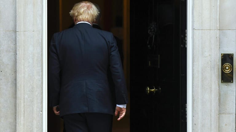 Boris Johnson tritt in 10 Downing Street ein: Die internationale Presse kann der Brexit-Situation wenig Positives abgewinnen.