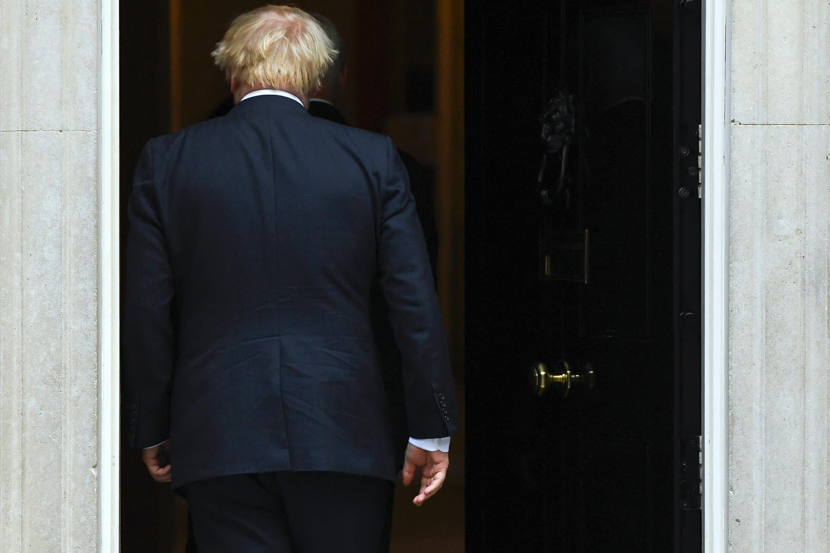 Boris Johnson tritt in 10 Downing Street ein: Die internationale Presse kann der Brexit-Situation wenig Positives abgewinnen.