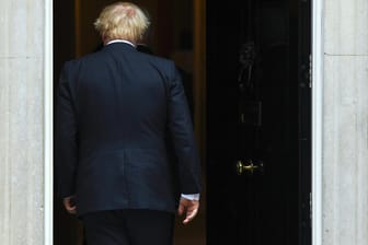 Boris Johnson tritt in 10 Downing Street ein: Die internationale Presse kann der Brexit-Situation wenig Positives abgewinnen.