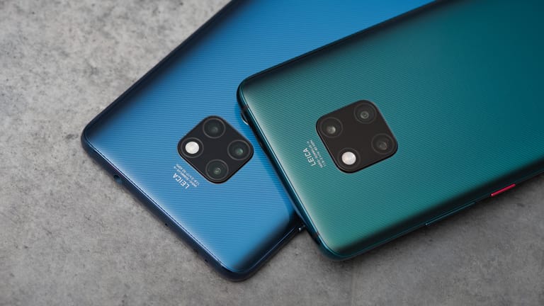 Zwei Huawei-Smartphones liegen aufeinander: Am 19.09.2019 wird das neue Spitzenmodell, das Huawei Mate 30, vorgestellt.