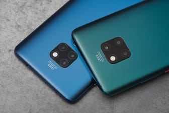 Zwei Huawei-Smartphones liegen aufeinander: Am 19.09.2019 wird das neue Spitzenmodell, das Huawei Mate 30, vorgestellt.