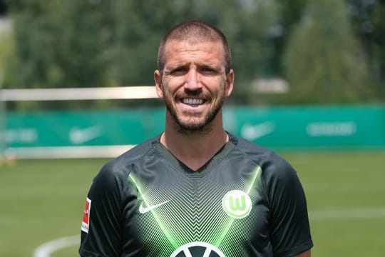 Ignacio Camacho vom VfL Wolfsburg bangt nach zwei Operationen am Sprunggelenk um die Fortsetzung seiner Karriere.
