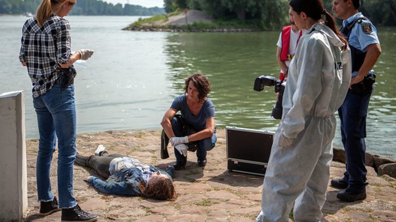 Lena Odenthal (Ulrike Folkerts) betrachtet die Leiche der Ärztin Marie Anzell (Jana Voosen), die der Fluss angeschwemmt hat.
