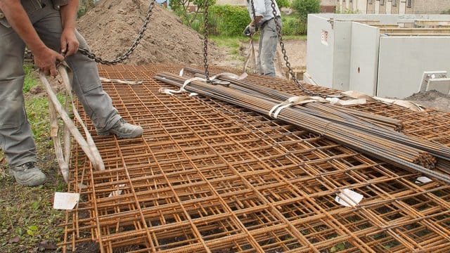 Stahl- oder Bewehrungsmatten werden beim Hausbau verwendet, um das Gebäude stabil und sicher zu machen.