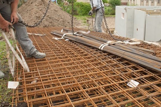 Stahl- oder Bewehrungsmatten werden beim Hausbau verwendet, um das Gebäude stabil und sicher zu machen.