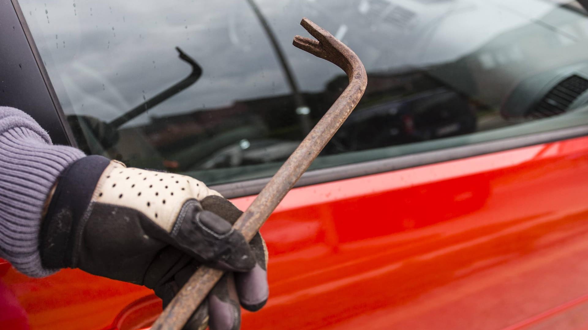 Autoeinbruch: In Niedersachsen wurde ein Täter auf frischer Tat ertappt. (Symbolbild)