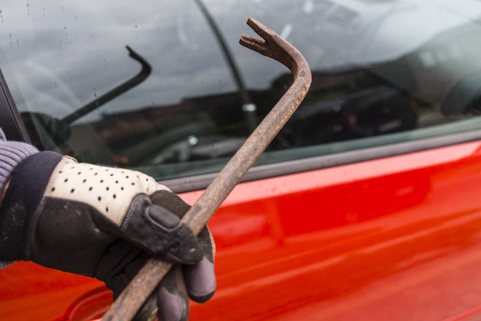 Autoeinbruch: In Niedersachsen wurde ein Täter auf frischer Tat ertappt. (Symbolbild)