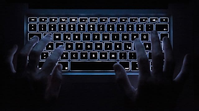 Knapp jeder vierte Internetnutzer ist schon mindestens einmal Opfer von Cyber-Kriminalität geworden. Knapp jeder vierte Internetnutzer ist schon mindestens einmal Opfer von Cyber-Kriminalität geworden.