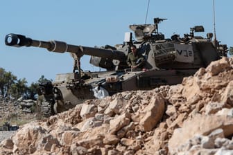Panzer der israelischen Armee an der Grenze zu Syrien: Der Konflikt zwischen Syrien und Israel hält an.