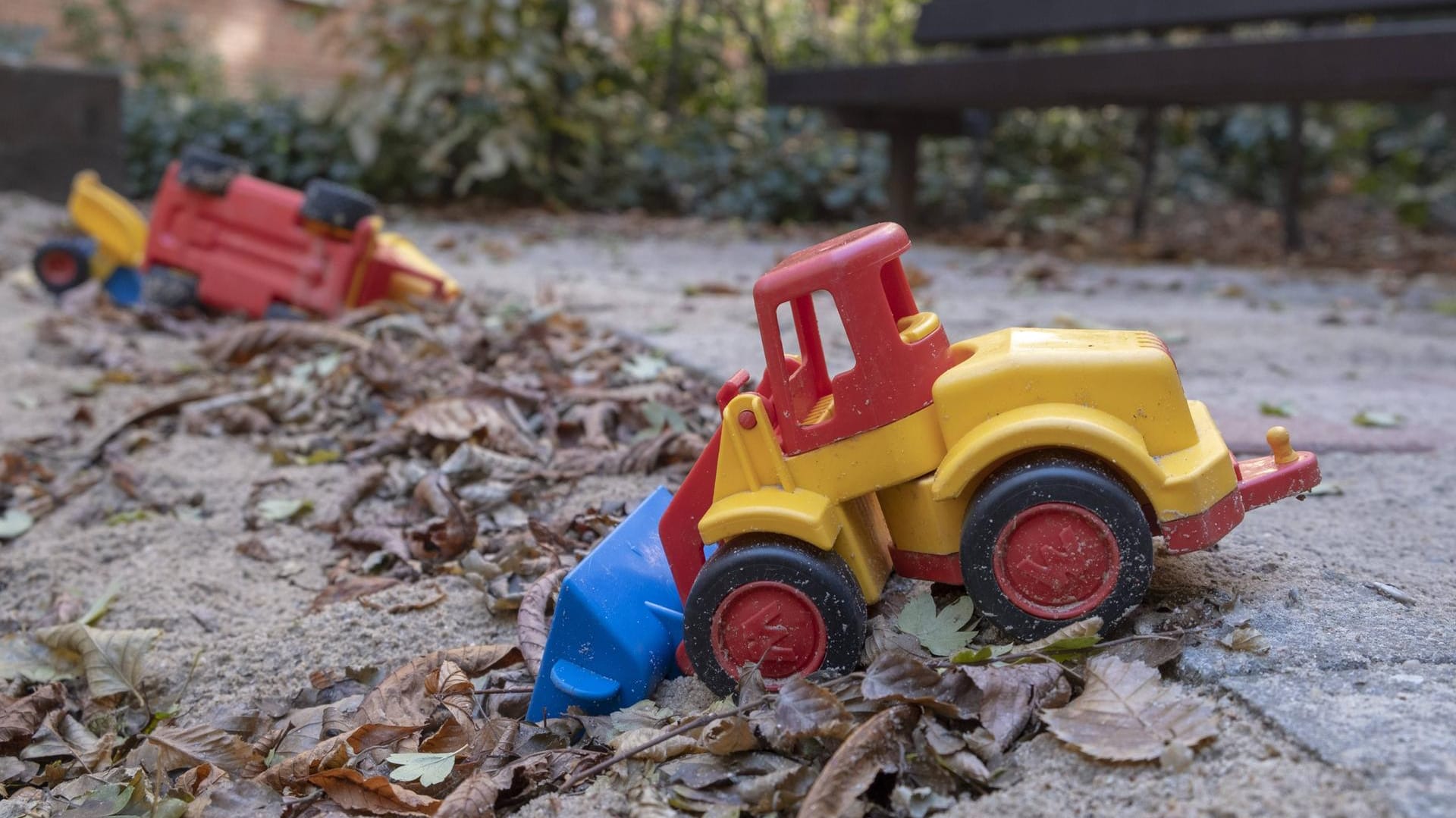 Kinderspielzeug auf einem Spielplatz: In Sonneberg ist ein Junge verunglückt. (Symbolbild) Kinderspielzeug auf einem Spielplatz: In Sonneberg ist ein Junge verunglückt. (Symbolbild)