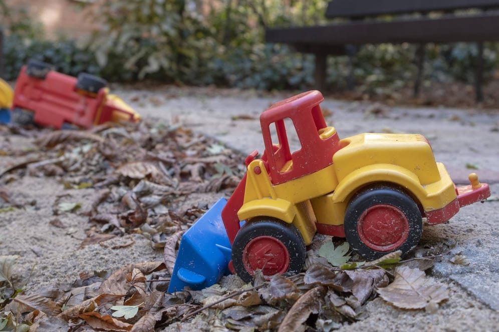 Kinderspielzeug auf einem Spielplatz: In Sonneberg ist ein Junge verunglückt. (Symbolbild)