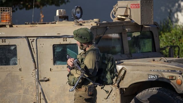 Ein israelischer Soldat an der Grenze zwischen Israel und Libanon. Ein israelischer Soldat an der Grenze zwischen Israel und Libanon.