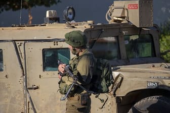 Ein israelischer Soldat an der Grenze zwischen Israel und Libanon.