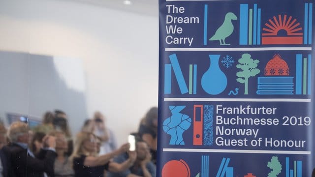 "The dream we carry" ("Der Traum in uns") ist das Motto des Buchmessen-Gastlandes Norwegen. "The dream we carry" ("Der Traum in uns") ist das Motto des Buchmessen-Gastlandes Norwegen.