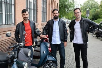 Die Unu-Gründer Elias Atahi (l-r), Mathieu Caudal und Pascal Blum wollen im Februar kommenden Jahres einen E-Roller auf den Markt bringen, der über eine SIM-Karte vernetzt ist.
